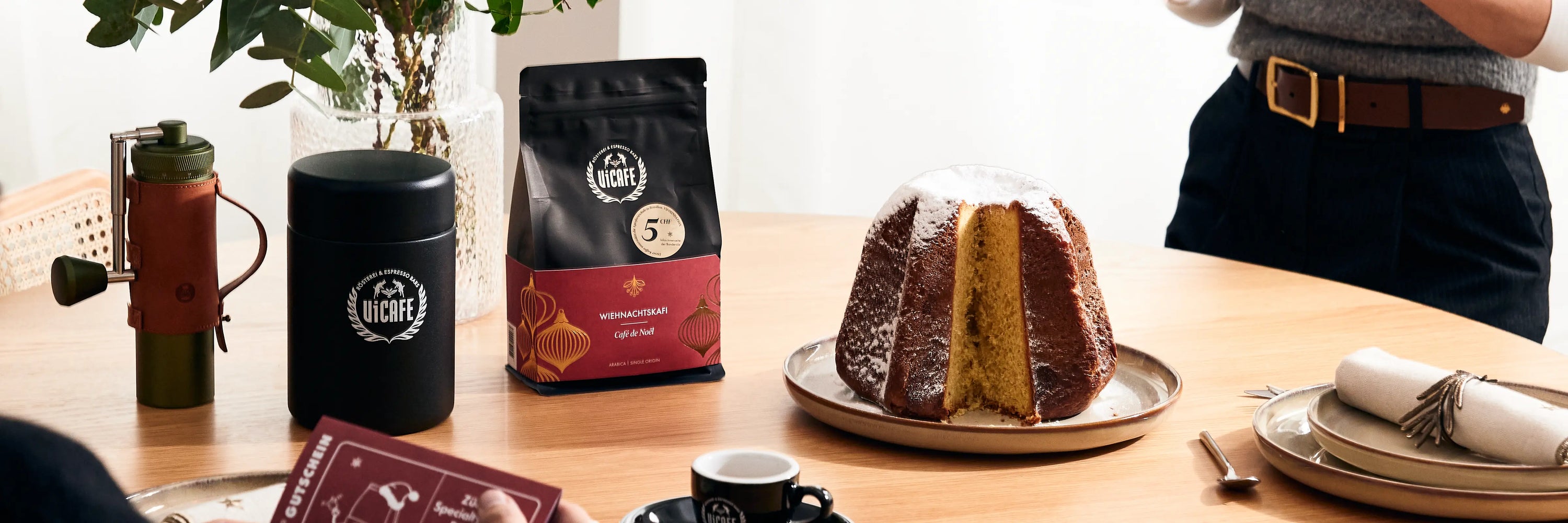 Barista giesst Latte Art in Cappuccino – ViCAFE Latte Art Kurs Gutschein als besonderes Geschenk