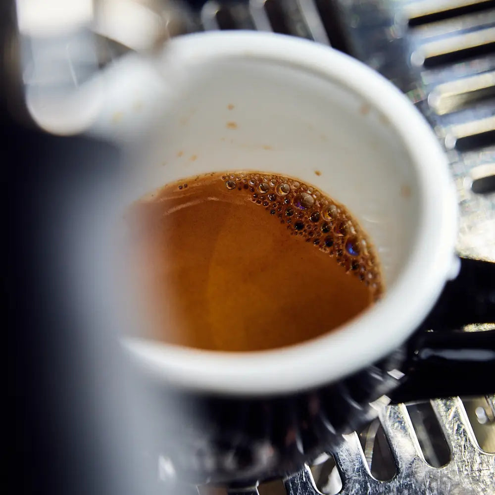 Frisch extrahierter Espresso mit feiner Crema – praxisnahes Training in den Barista Kursen der ViCAFE Academy.