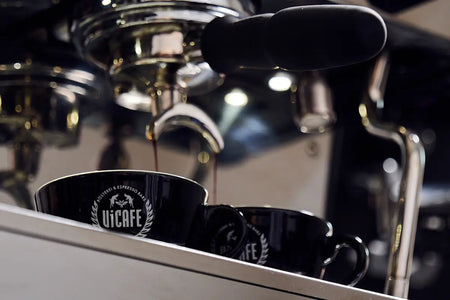 Espresso läuft in ViCAFE Tassen – praxisnahes Training im Barista Kurs der ViCAFE Academy für Specialty Coffee Zubereitung